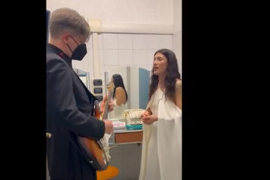 Sanremo 2022, Elisa prova il brano in camerino. Il video postato sui social