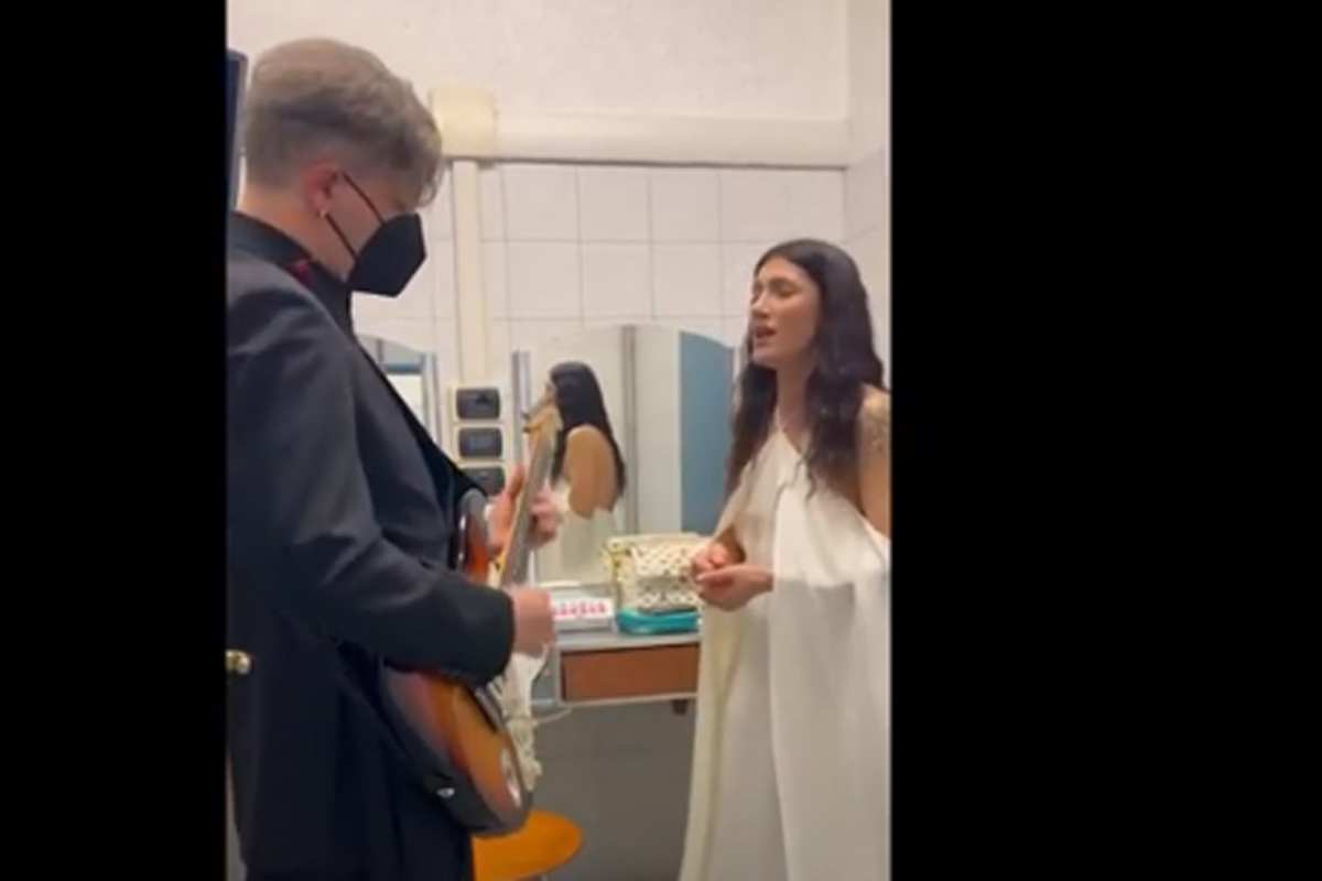 Sanremo 2022, Elisa prova il brano in camerino. Il video postato sui social Sanremo 2022, Elisa prova il brano in camerino. Il video postato sui social