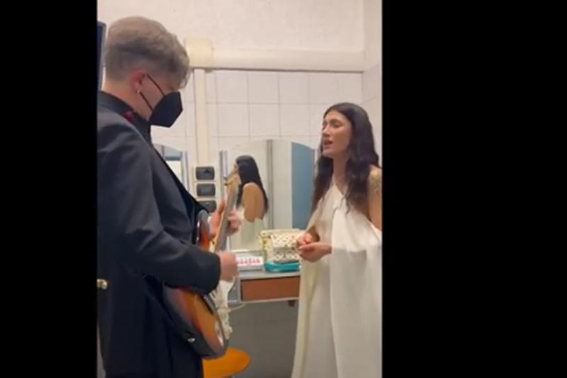 Sanremo 2022, Elisa prova il brano in camerino. Il video postato sui social