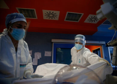 Covid, solo in Italia i morti non calano. Migliaia senza pass per errori Asl