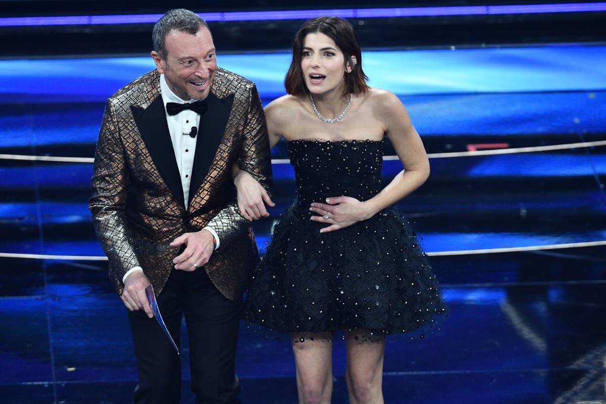 Maria Chiara Giannetta, vestitino corto: sensuale con classe. Incanta Sanremo Maria Chiara Giannetta, vestitino corto: sensuale con classe. Incanta Sanremo
