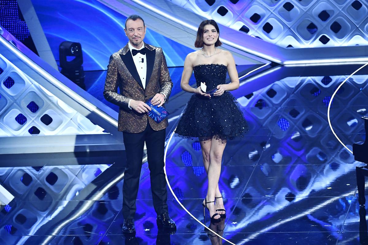 Maria Chiara Giannetta, vestitino corto: sensuale con classe. Incanta Sanremo Maria Chiara Giannetta, vestitino corto: sensuale con classe. Incanta Sanremo