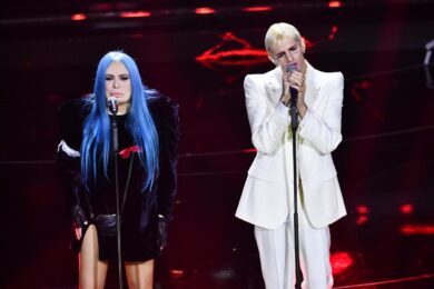 Sanremo 2022, Jovanotti show all’Ariston. Achille Lauro fa commuovere la Bertè