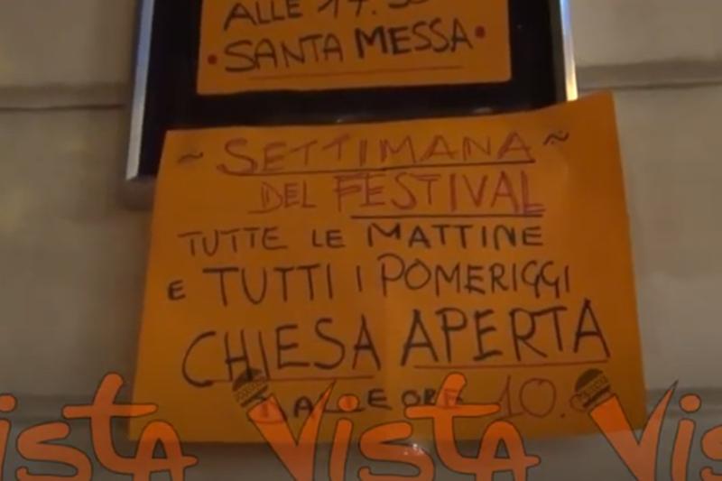 Sanremo, anche la chiesa si adegua. Il cartello con gli orari per la settimana Sanremo, anche la chiesa si adegua. Il cartello con gli orari per la settimana