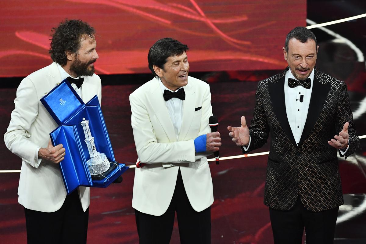 Sanremo: Morandi sul podio, lo chiama Jovanotti. “Avrei voluto che fossi qui”