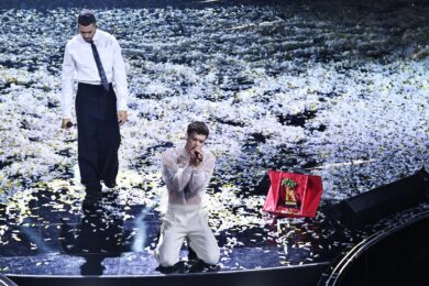 Sanremo, Elisa 2° ora farà “Ritorno al futuro”. L’abbraccio con Mahmood. Video