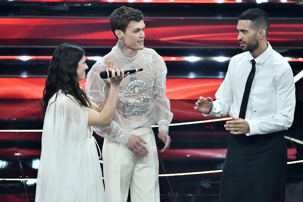 Sanremo, Elisa 2° ora farà “Ritorno al futuro”. L’abbraccio con Mahmood. Video Sanremo, Elisa 2° ora farà “Ritorno al futuro”. L’abbraccio con Mahmood. Video