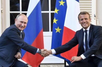 Macron fa campagna elettorale a Mosca. Il flirt con Putin fa arrabbiare Biden