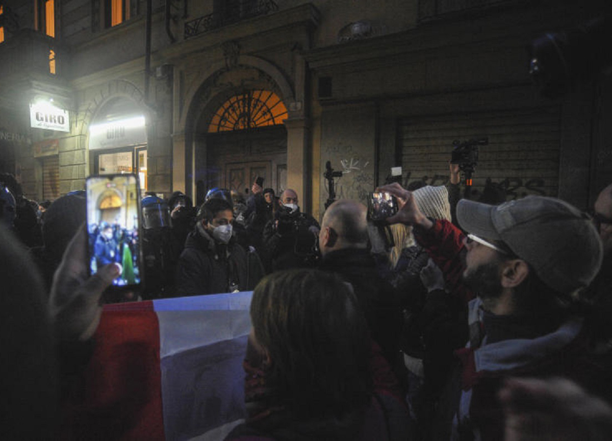 Torino, in strada per la Coppa d’Africa: tifosi accerchiano la polizia Torino, in strada per la Coppa d’Africa: tifosi accerchiano la polizia
