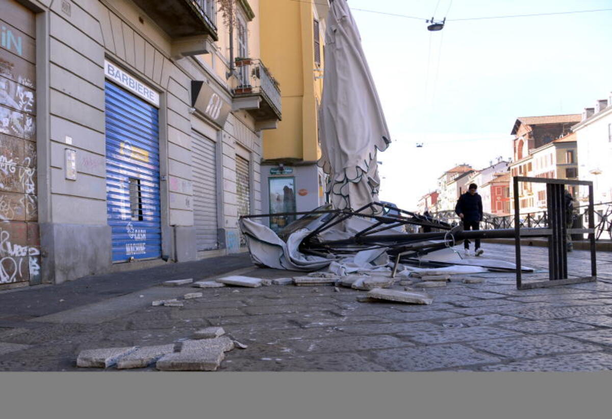Vento a Milano: raffiche sino a 110 chilometri orari. VIDEO Vento a Milano: raffiche sino a 110 chilometri orari. VIDEO