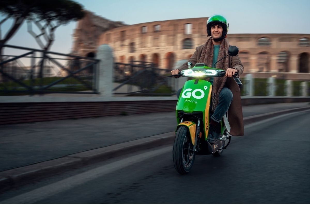 Mobilità, Roma combatte l’inquinamento con 500 nuovi scooter elettrici Mobilità, Roma combatte l’inquinamento con 500 nuovi scooter elettrici