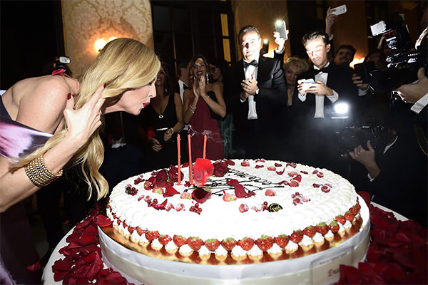 Milano, Federica Panicucci vittima del vento forte: “Sono viva per miracolo” Milano, Federica Panicucci vittima del vento forte: “Sono viva per miracolo”