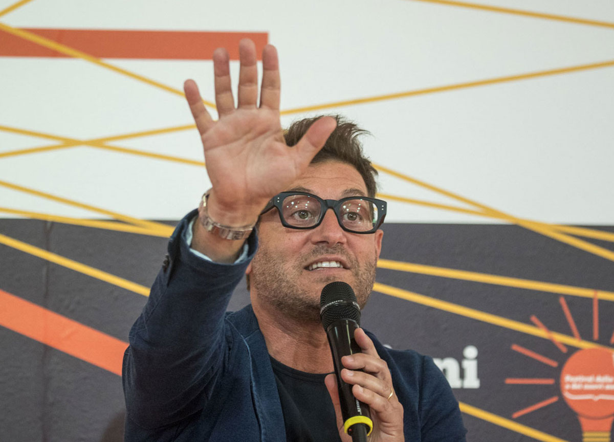 Canale 5, Enrico Papi torna in Mediaset alla conduzione di “Big show” Canale 5, Enrico Papi torna in Mediaset alla conduzione di “Big show”