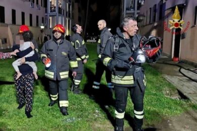 Paura al Quarticciolo, palazzina in fiamme. 20 persone intossicate