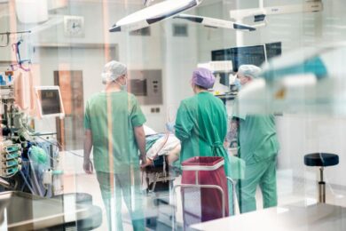 Bologna, i genitori vogliono donatori No Vax: bloccato l’intervento del bimbo