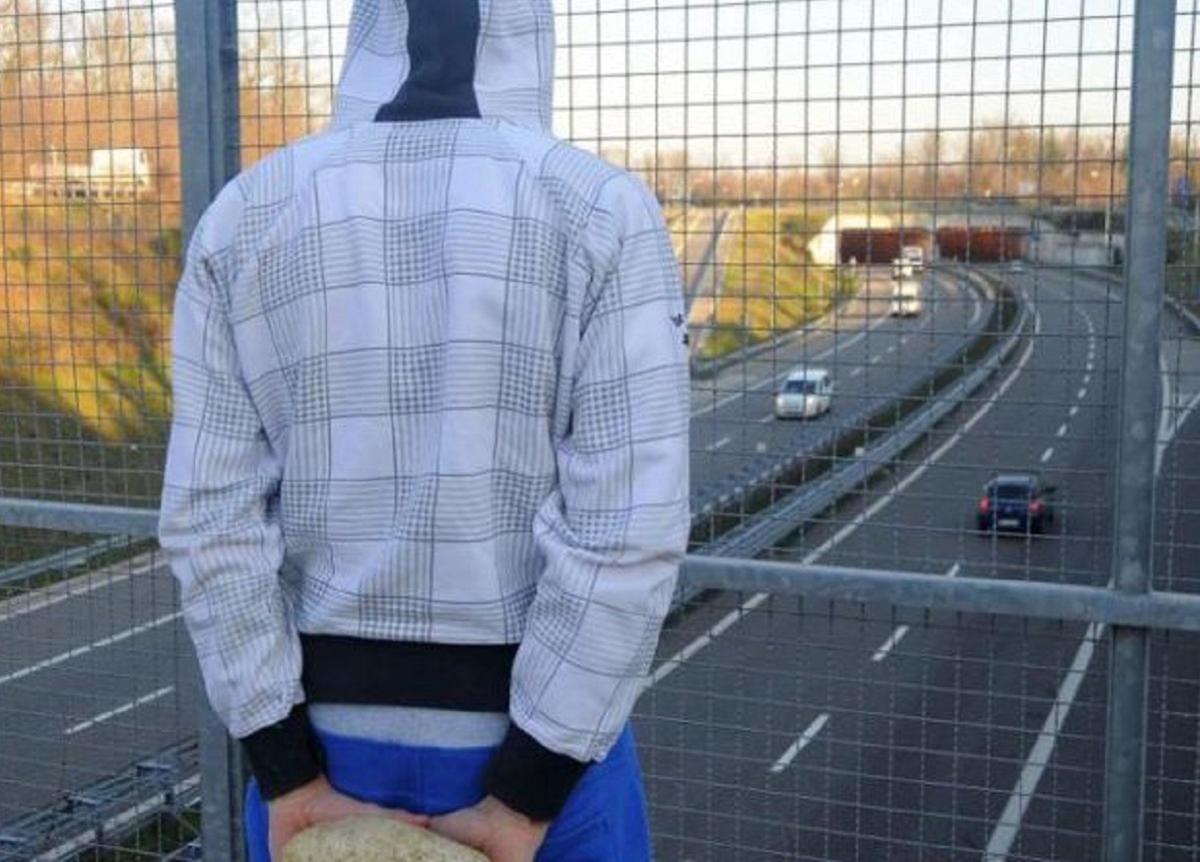 Varese: lanciano un sasso di 15 chili dal cavalcavia e aggrediscono gli agenti Varese: lanciano un sasso di 15 chili dal cavalcavia e aggrediscono gli agenti