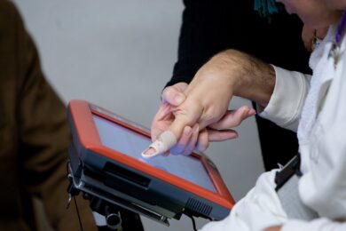 Scoperta storica: 3 persone paralizzate tornano a camminare con elettrodi