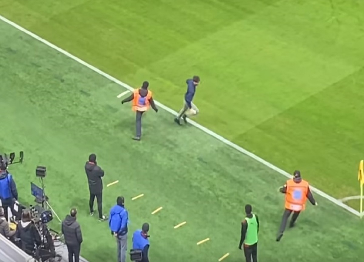 Inter Milan, tifoso fa invasione e viene preso a pugni dallo steward. FOTO Inter Milan, tifoso fa invasione e viene preso a pugni dallo steward. FOTO