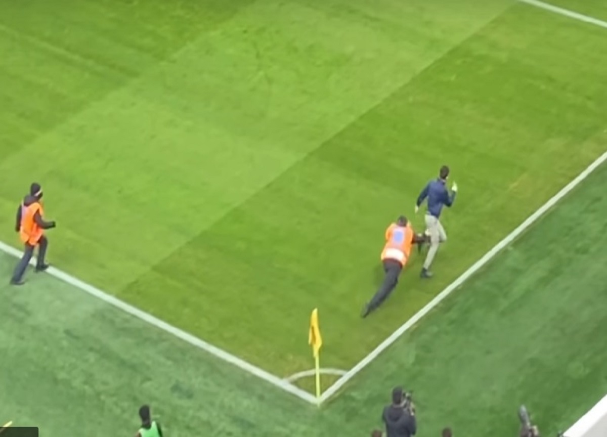 Inter Milan, tifoso fa invasione e viene preso a pugni dallo steward. FOTO Inter Milan, tifoso fa invasione e viene preso a pugni dallo steward. FOTO