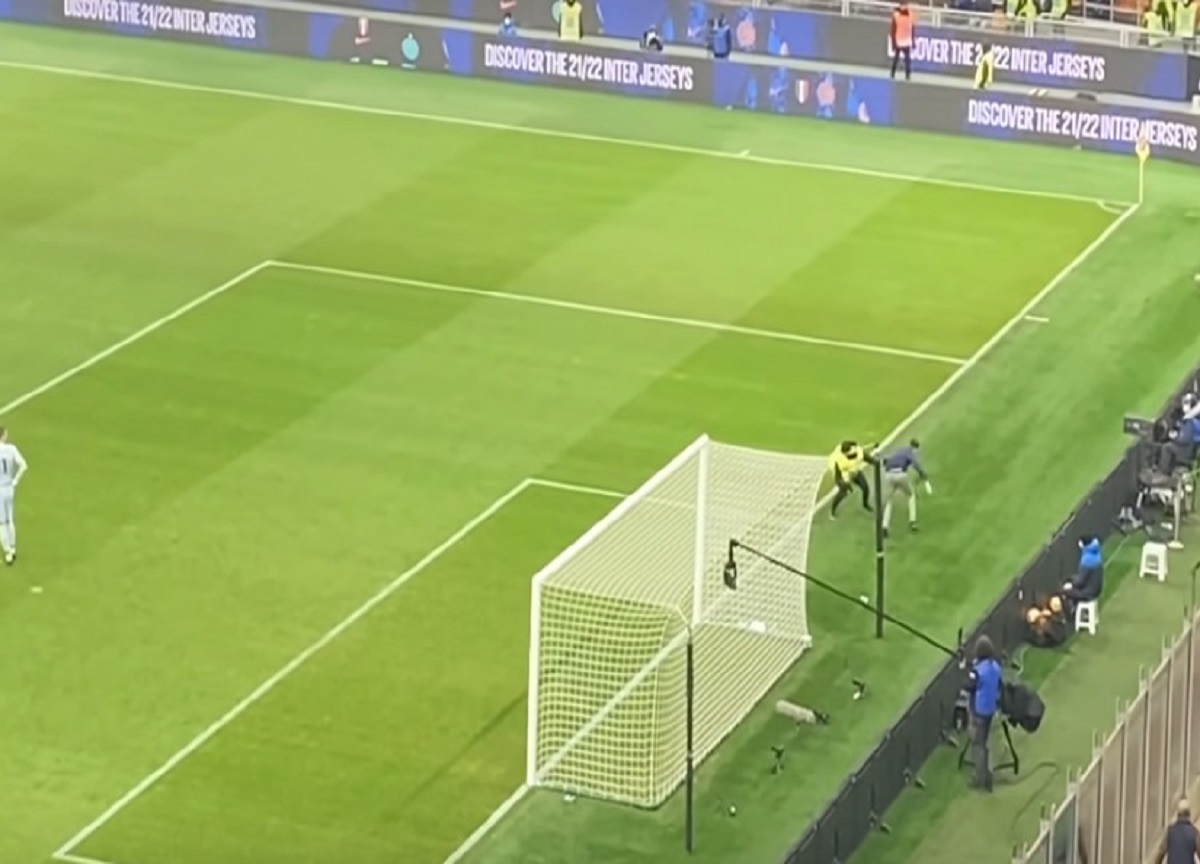 Inter Milan, tifoso fa invasione e viene preso a pugni dallo steward. FOTO Inter Milan, tifoso fa invasione e viene preso a pugni dallo steward. FOTO