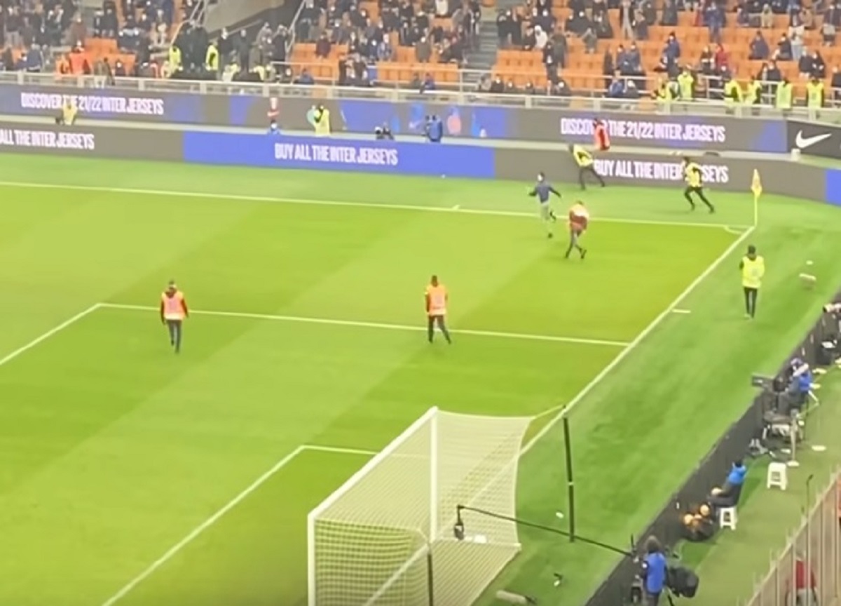 Inter Milan, tifoso fa invasione e viene preso a pugni dallo steward. FOTO Inter Milan, tifoso fa invasione e viene preso a pugni dallo steward. FOTO
