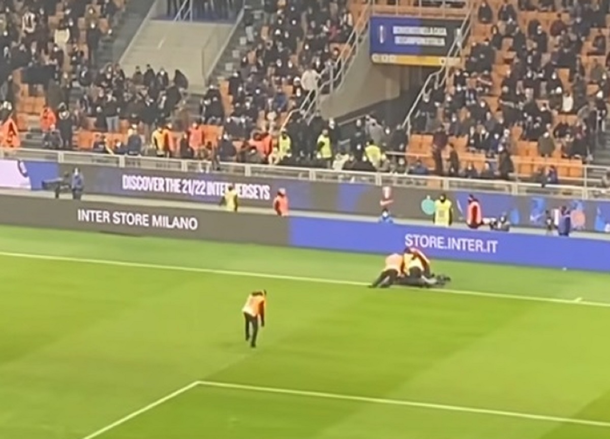 Inter Milan, tifoso fa invasione e viene preso a pugni dallo steward. FOTO Inter Milan, tifoso fa invasione e viene preso a pugni dallo steward. FOTO