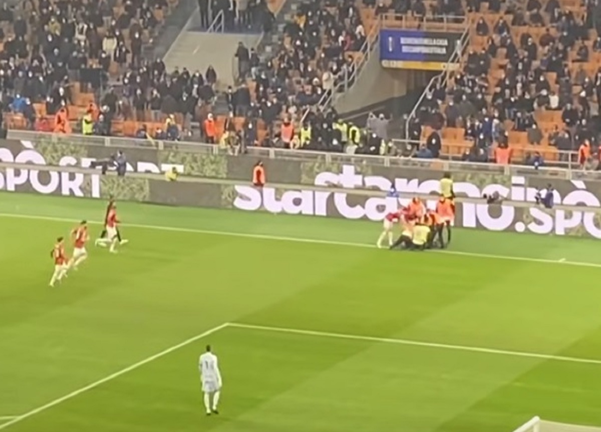 Inter Milan, tifoso fa invasione e viene preso a pugni dallo steward. FOTO Inter Milan, tifoso fa invasione e viene preso a pugni dallo steward. FOTO