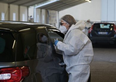 Covid, in Lombardia 3.116 nuovi casi. Hub vaccini di Trenno “chiuso per vento”