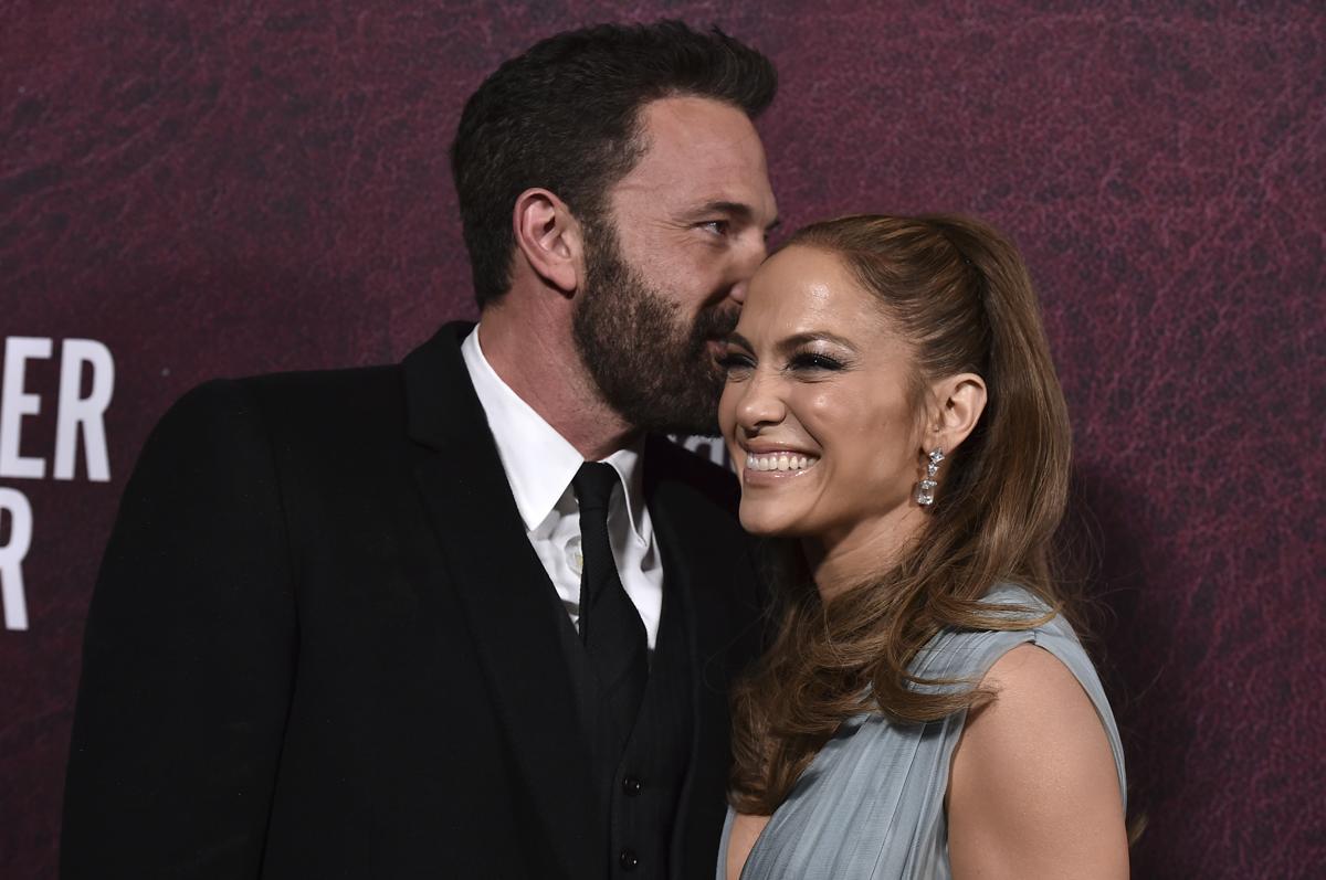 Jennifer Lopez, Marry me: trailer del film, love story con vestiti da favola