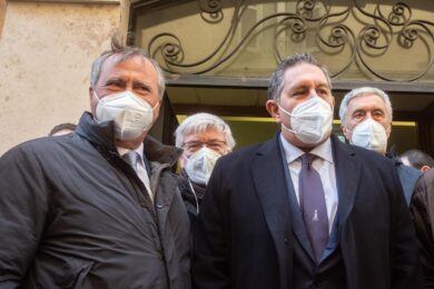 Centro tra matrimonio e divorzio. Se Toti guadagna Renzi perde Brugnaro