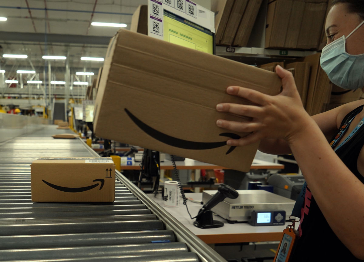 Amazon, stipendi raddoppiati: il salario massimo base sale a 350.000 dollari Amazon, stipendi raddoppiati: il salario massimo base sale a 350.000 dollari