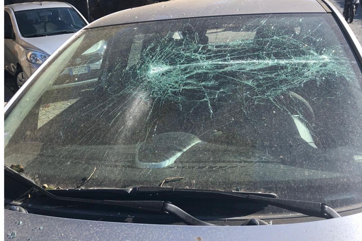 Semina il panico a San Lorenzo e colpisce auto carabinieri. Arrestato ghanese Semina il panico a San Lorenzo e colpisce auto carabinieri. Arrestato ghanese