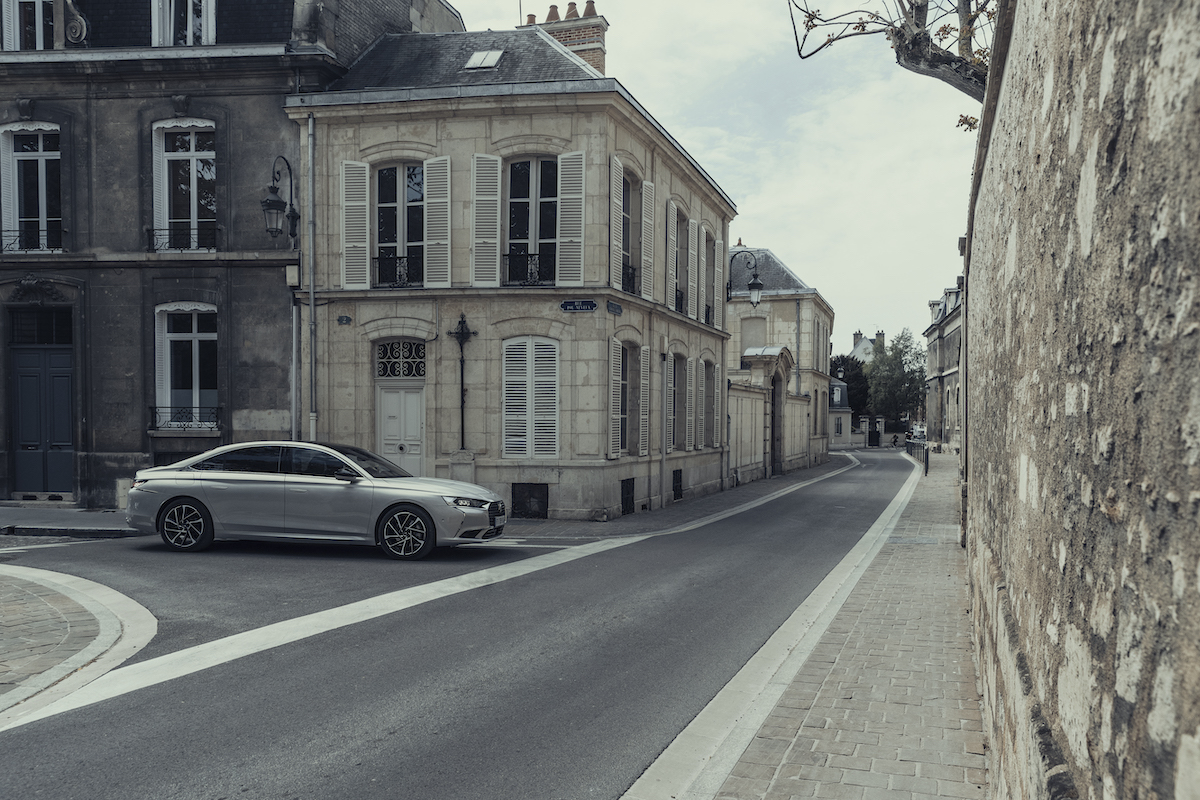 DS9 E-Tense 250, l’ibrido raffinato punta su autonomia e tecnologia DS9 E-Tense 250, l’ibrido raffinato punta su autonomia e tecnologia