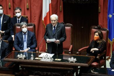 Il Papa, Mattarella, il Dalai Lama e i comizi inutili