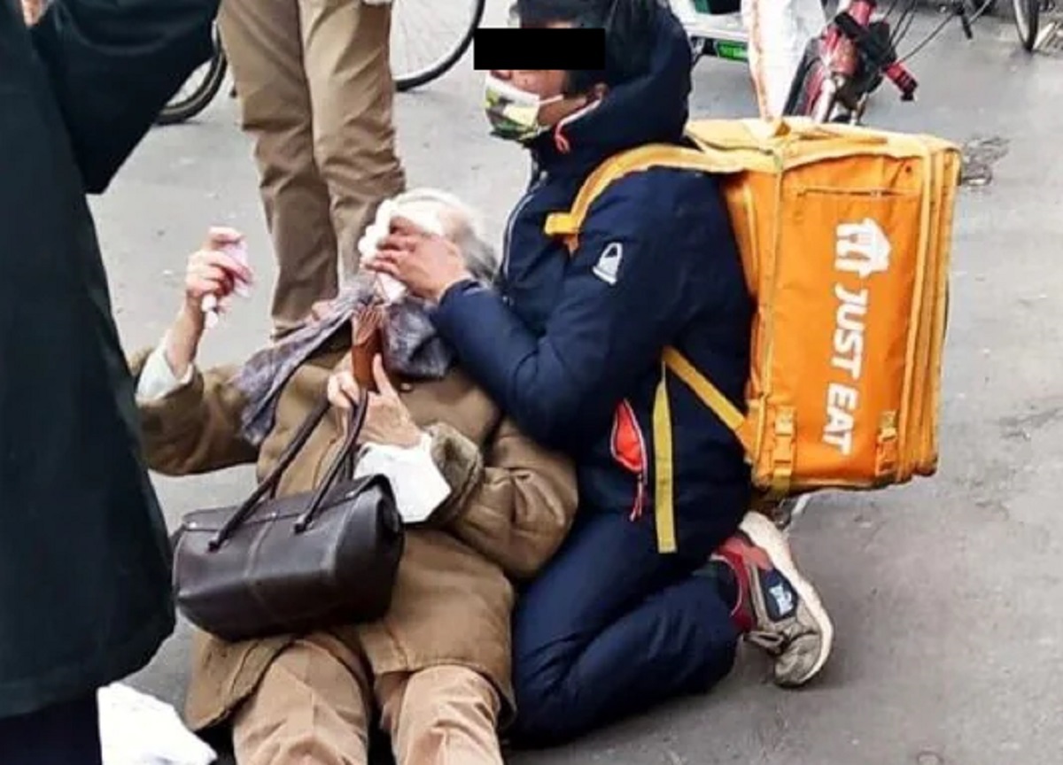 Milano, rider eroe soccorre un’anziana caduta in strada Milano, rider eroe soccorre un’anziana caduta in strada