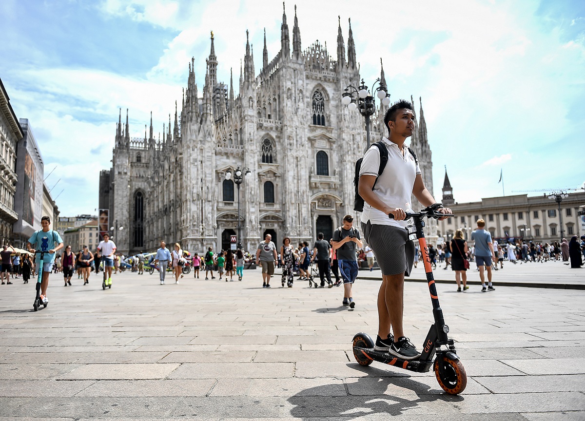 Monopattini elettrici, la Lombardia: “Patentino e casco obbligatori” Monopattini elettrici, la Lombardia: “Patentino e casco obbligatori”