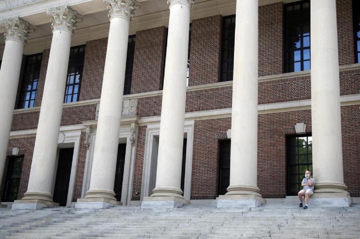 Usa, tre donne fanno causa a Harvard: “Ignorò le molestie di un docente” Usa, tre donne fanno causa a Harvard: “Ignorò le molestie di un docente”