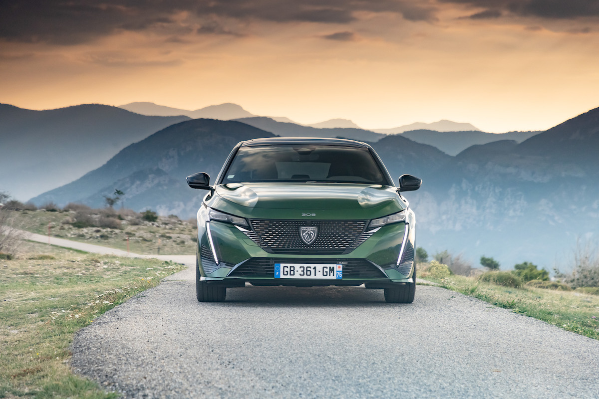 Peugeot: design e tecnologia nel nuovo logo del leone