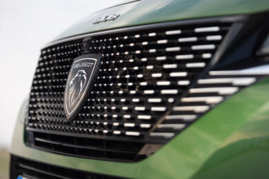 Peugeot: design e tecnologia nel nuovo logo del leone