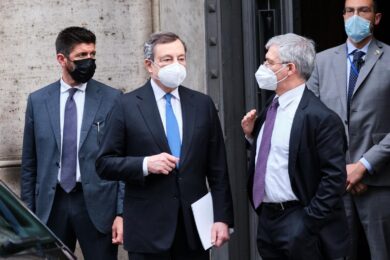 Caro-energia, Draghi: “Pronte misure”. Un’azienda su 10 pronta a licenziare