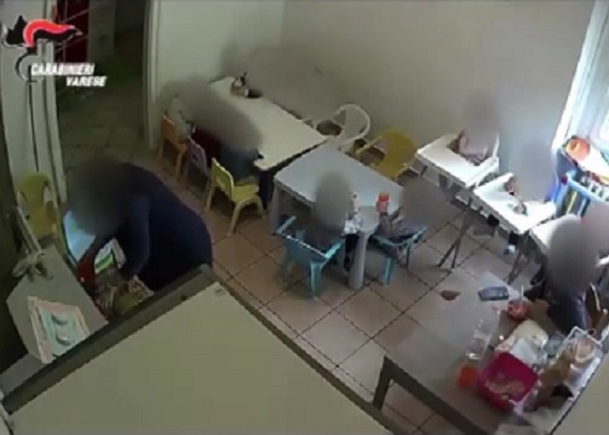 Caserta, schiaffi e bimbi strattonati all’asilo: arrestate tre maestre Caserta, schiaffi e bimbi strattonati all’asilo: arrestate tre maestre