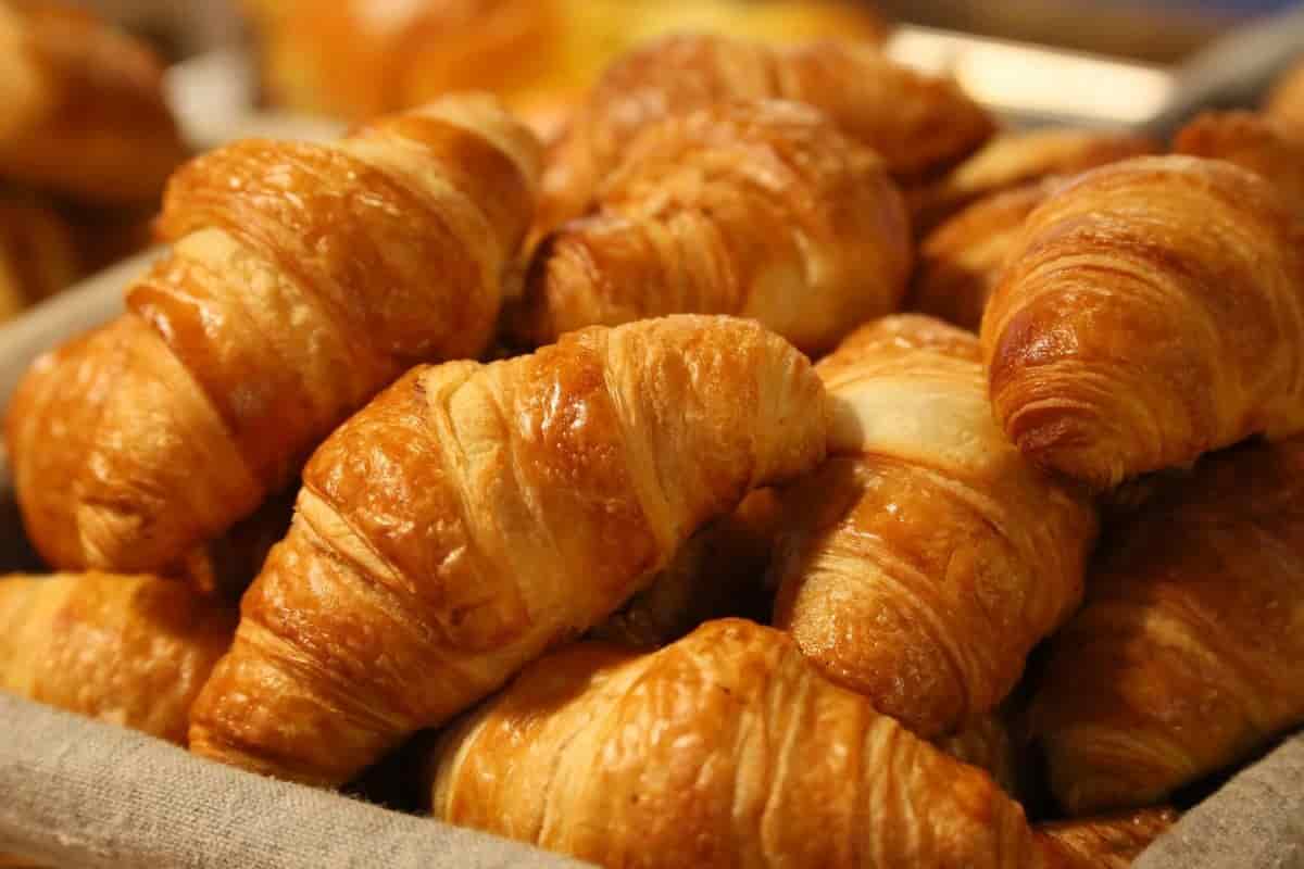 Immigrati scatenati: vanno in panetteria di notte e rubano cornetti Immigrati scatenati: vanno in panetteria di notte e rubano cornetti