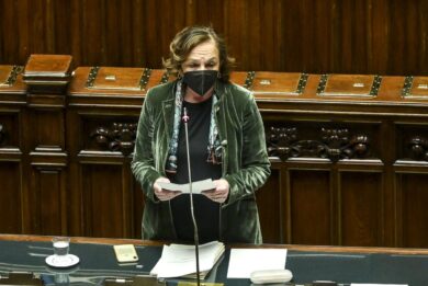 Manganellate agli studenti: “Colpa degli anarchici”. Bufera sulla Lamorgese