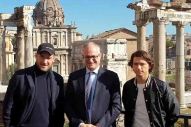 Totti e Spiderman fanno visita a Gualtieri, supereroi sui tetti di Roma