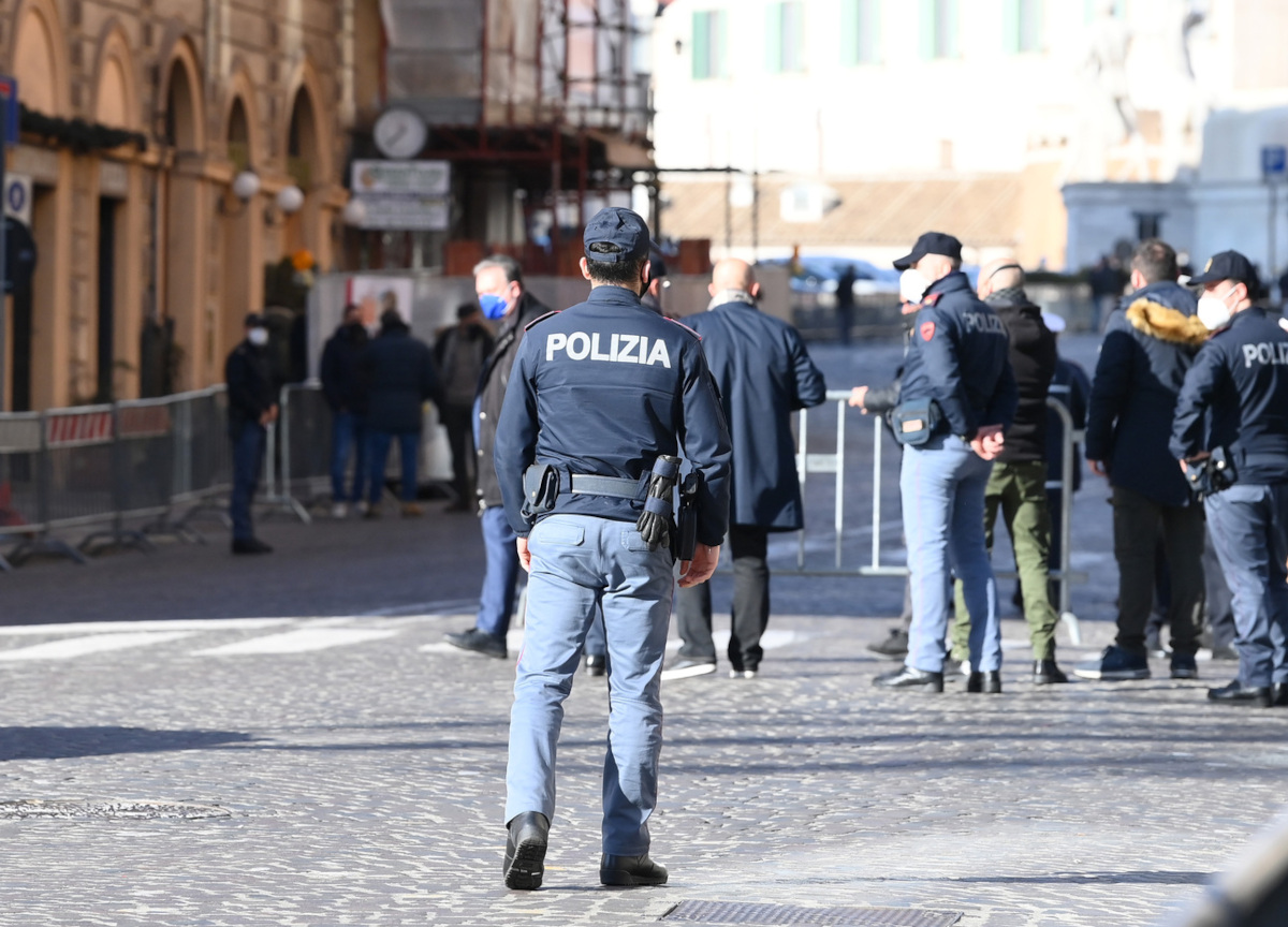 Morta in casa da 4 mesi. Avvolta come una mummia sul divano dal compagno Morta in casa da 4 mesi. Avvolta come una mummia sul divano dal compagno