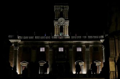 Caro bollette, da Roma a Brescia: la protesta delle luci spente s’infiamma