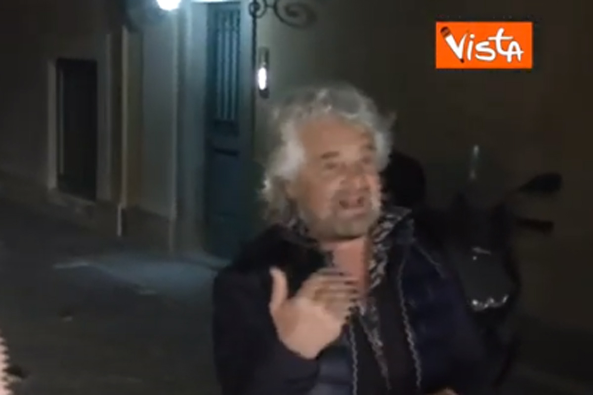Grillo si arrabbia con i bodyguard: “Non vi prendo più come scorta, venite avanti” Grillo si arrabbia con i bodyguard: “Non vi prendo più come scorta, venite avanti”