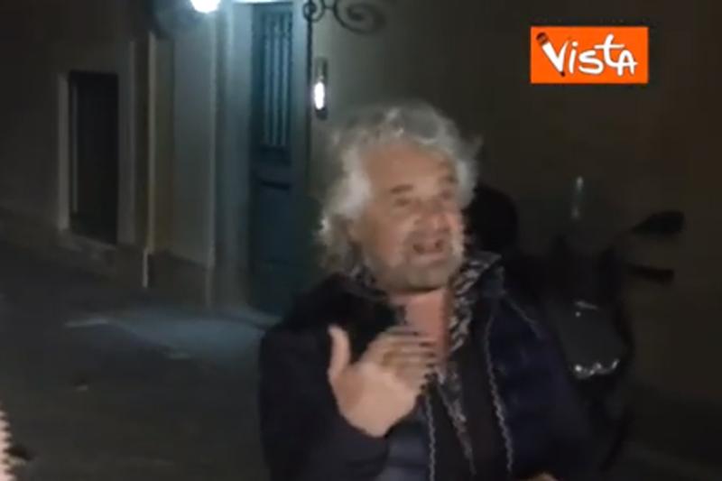 Grillo si arrabbia con i bodyguard: “Non vi prendo più come scorta, venite avanti” Grillo si arrabbia con i bodyguard: “Non vi prendo più come scorta, venite avanti”
