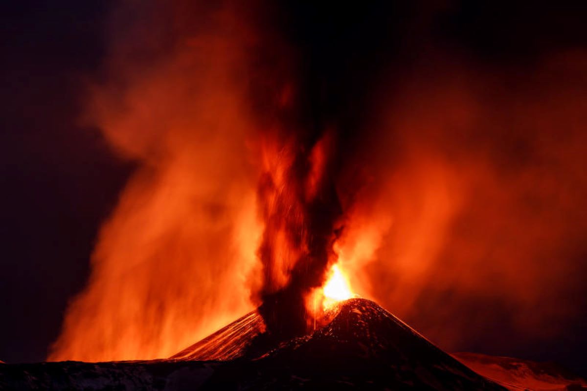 Etna in eruzione, immagini spettacolari ma anche danni all’agricoltura Etna in eruzione, immagini spettacolari ma anche danni all’agricoltura