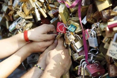 Rottamati lucchetti dell’amore: un bacio sensuale si certifica con l’NFT